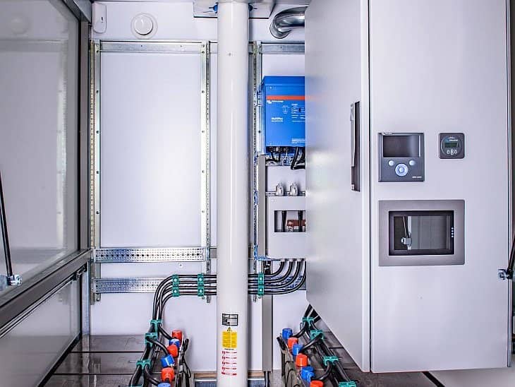 service-team-dobeln-innovation-with-victron-energy-products-featured
