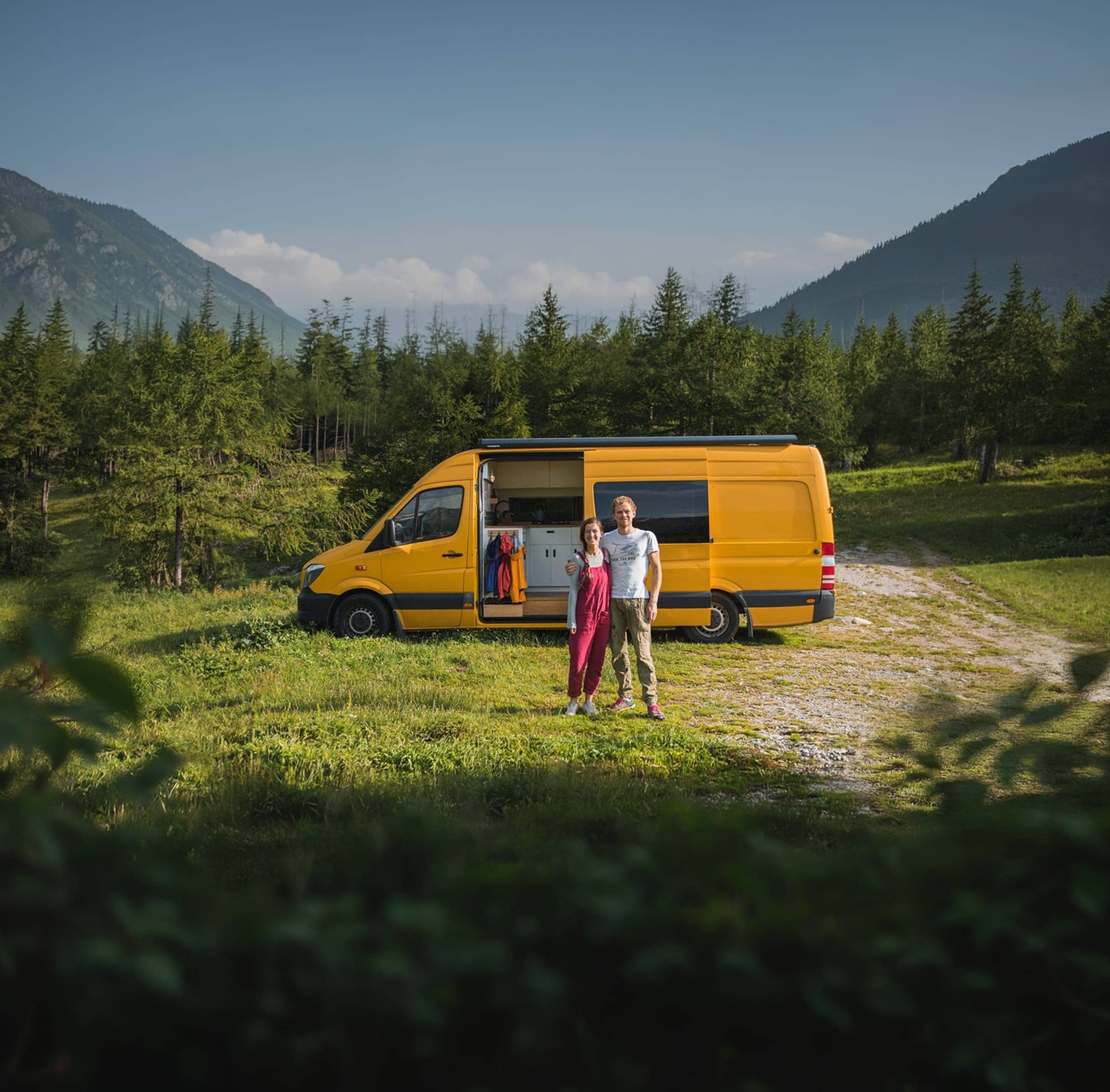 Autocaravana amarela numa paisagem montanhosa