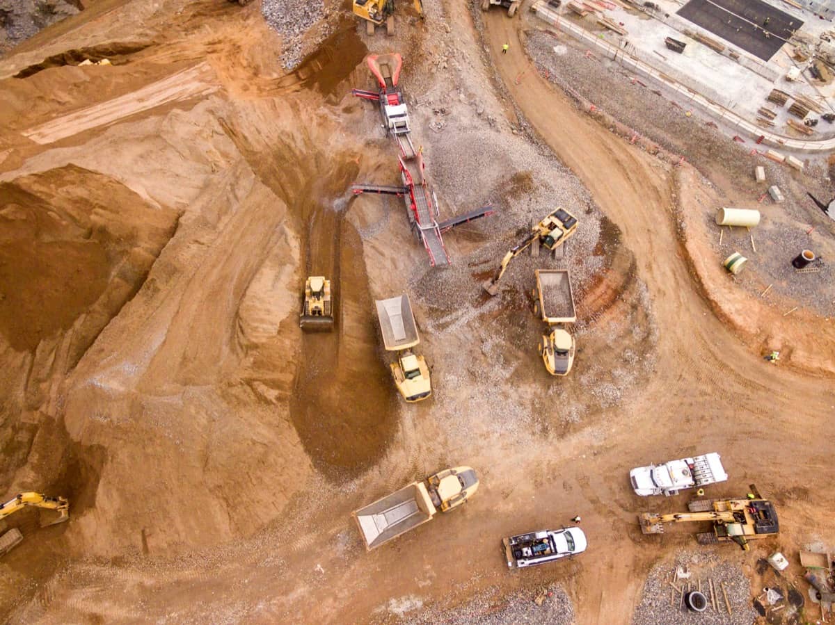 Vista aérea de uma grande infraestrutura industrial em construção