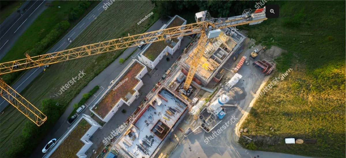 Estaleiro de obras visto de cima com unidades móveis de energia