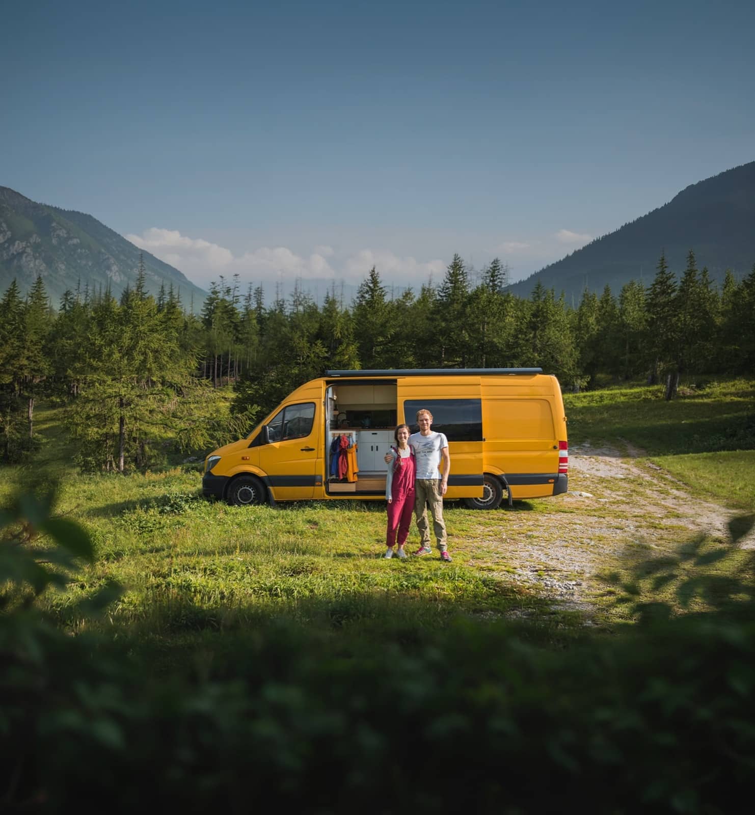 Autocaravana amarela numa paisagem montanhosa