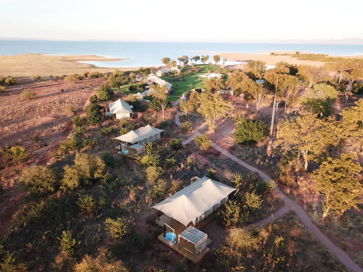 Vista aérea de uma instalação off-grid num ambiente verde