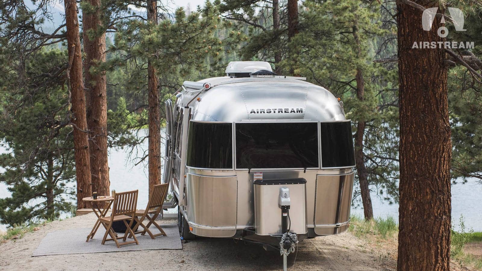 Caravana Airstream num parque de campismo na floresta
