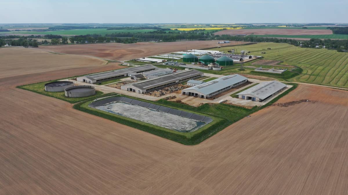 Vista aérea de uma grande exploração agrícola com a sua própria instalação de energia