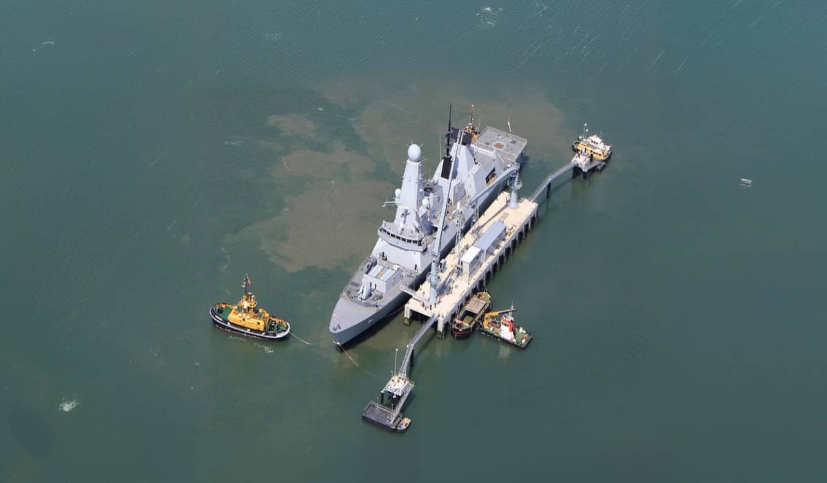 Embarcação naval alimentada por power banks em contentor
