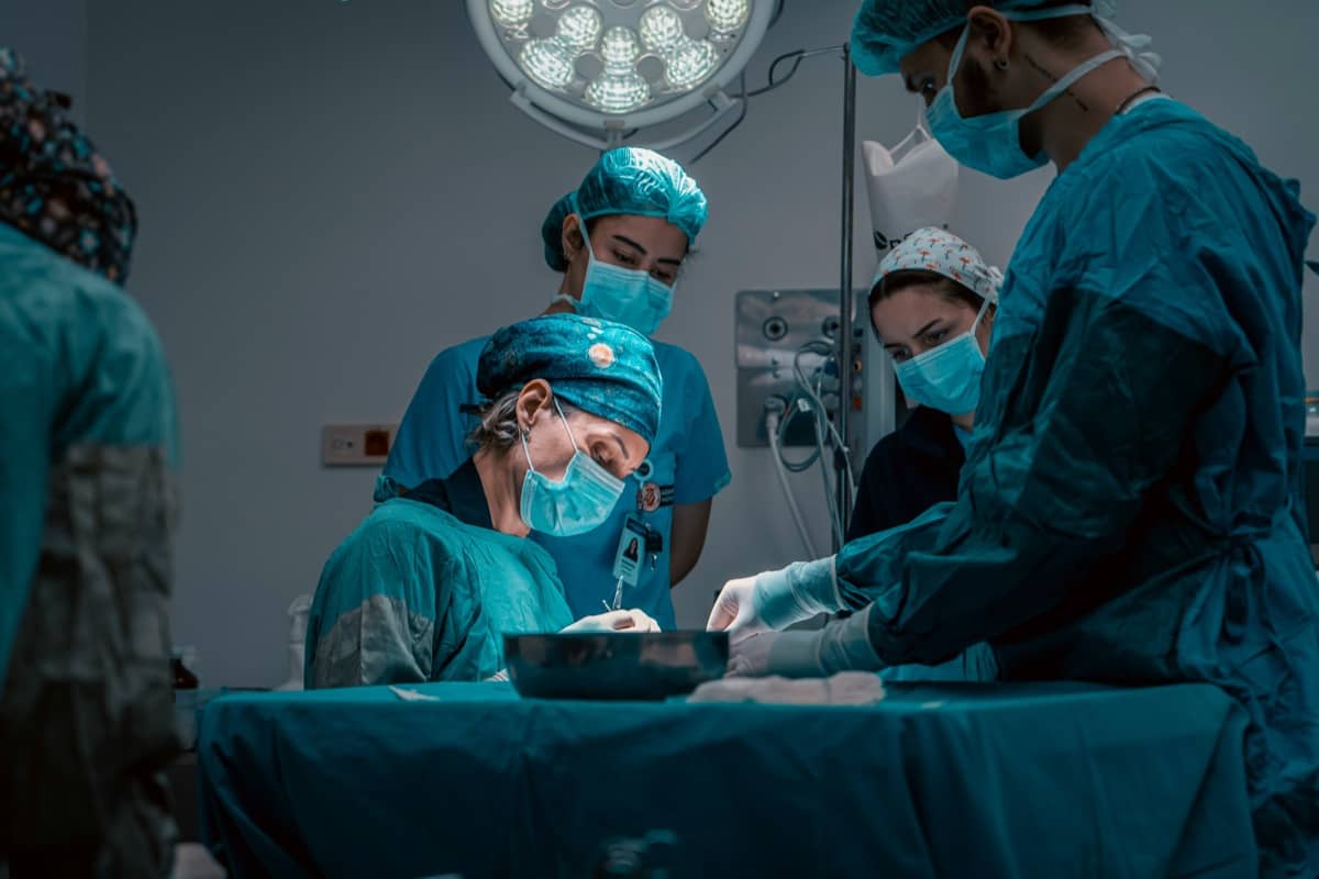 Técnicos a trabalhar numa instalação industrial