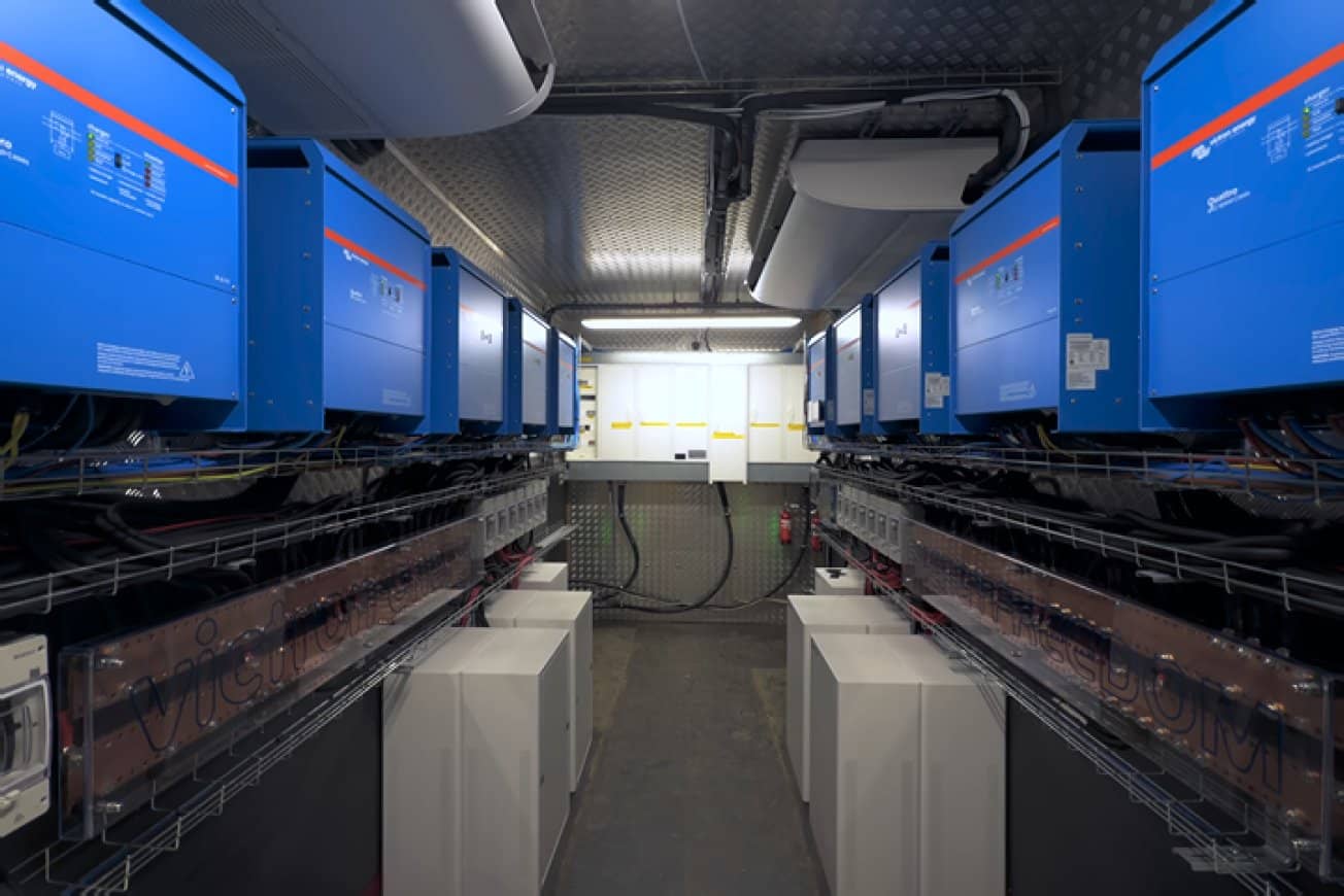 Inversores/carregadores e armários de baterias Victron instalados no interior de um contentor de microgrid