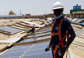 Supervisor a controlar a instalação de painéis solares